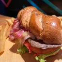 Foto de Chivito al pan mas papas fritas
