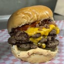 Foto de triple libra deluxe (triple medallon,cuadruple cheddar, salsa cuarto de libra, pepino afridulce,panceta)