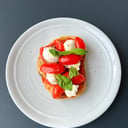 Foto de Brusquetta, bocconcini, salsa de tomates italiana, albahaca y cherries.
