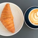 Foto de Desayuno Flat White con croissant