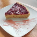 Foto de Tartaleta con exquisita crema pastelera y salsa de frambuesa (trozo)
