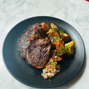 Foto de Ojo de bife con papas rotas a la provenzal y criolla 
