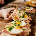 Foto de PIZZA DE PANCETA, VERDEO Y HUEVO FRITO