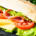Foto de Sándwich con Pan Ciabatta de Jamón, Queso, Lechuga y Tomate