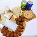 Foto de 2 shawarmas+ 8 falafel + 2 pan yufka + hummus grande + 6 mini kibbeh + 2 bebidas + 2 salsa de ajo
