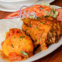 Foto de GALLINA GUISADA CON YUCA Y SARSA CRIOLLA. 
