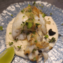 Foto de Sepia a la brasa con crema fina de apionabo, huevas de tobiko y salsa mery