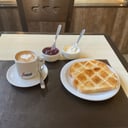 Foto de Café con leche + 2 tostadas y dips a elección 