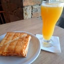 Foto de Jugo de Naranja o Bebida caliente + Tostado de jamón y queso