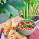 Foto de Tostada con tomate fresco y albahaca