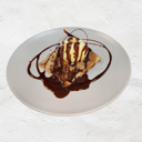 Foto de Profiterol de "Almoixavena" con helado de vainilla y chocolate caliente.