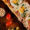 Foto de PIZZA DE PANCETA, VERDEO Y HUEVO FRITO