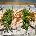 Foto de Tosta de hummus, jamón de pavo y rúcula.