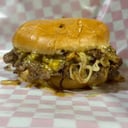 Foto de oklahoma fried onion simple (medallon, cebolla, cheddar, opcional papas comunes o papas congeladas )