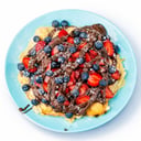 Foto de Waffle con Frutilla y Arándano