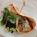 Foto de Gyro de pollo y pimientos con salsa tzatziki