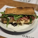 Foto de SANDWICH DE JAMÓN CRUDO, QUESO BRIE, CHERRYS Y RÚCULA
