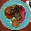 Foto de Trucha de Alicurá sellada al limón con puré de zanahoria al comino, gremolata de almendras