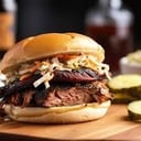 Foto de brisket (tapapecho ahumado) y coleslaw
