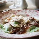 Foto de Raviolones de carne estofada y espinaca natural.