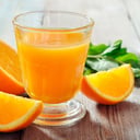 Foto de Vaso de jugo de naranja o limonada natural