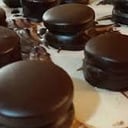 Foto de Alfajor chocolate relleno con super dulce de leche
