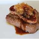 Foto de Solomillo de ternera con shitake y salsa de cerveza acompañado con cebolla caramelizada