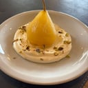 Foto de PERA AL VINO BLANCO CON CREMA CITRICA