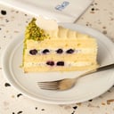 Foto de Torta: White Bliss, choco blanco, limón, pistachos y frutos rojos