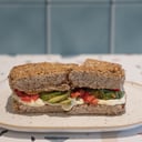 Foto de Tostado keto con queso crema, palta y huevo revuelto