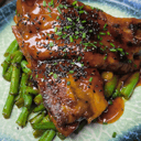 Foto de Costilla confitada y glaseada con salsa agridulce al carbón y judia thailandesa salteada 