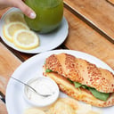 Foto de Sandwich de Jamón y queso con cebollas dulces