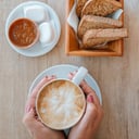 Foto de 02. Bebida caliente + tostadas con queso crema o manteca y dulce (opción light o tostadas de arroz)