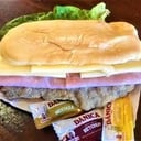Foto de SANDWICH DE MILANESA DE POLLO CON JAMÓN Y QUESO