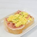 Foto de Pan de Campo, Huevos Revueltos y Jamón Crudo