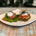 Foto de Tocino Huevo Pochado Y Salsa Holandesa