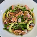 Foto de Ensalada con salmón asado y aderezo agridulce. (GF*)