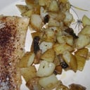 Foto de pescado en sartén con papas y hongos