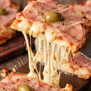 Foto de PIZZA DE MOZZARELLA CON JAMÓN