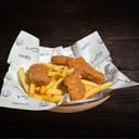 Foto de nugget con papas fritas