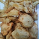 Foto de gyosa y papas fritas