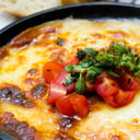Foto de Provoleta con chimichurri y tomates asados