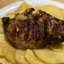 Foto de Pollo relleno a la parilla con papas españolas