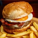 Foto de Hamburguesa La cabaña con fritas 