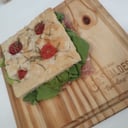 Foto de Sandwich Focaccia de Tomate Cherry y Cebolla - (Cherry Tomato and Onion Focaccia Sandwich)