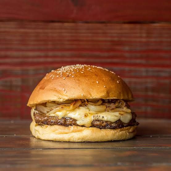 Foto de CEBOLLA CARAMELIZADA , QUESO Y BACON