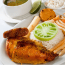 Foto de Bandeja con pollo asado y caldo