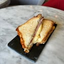 Foto de Medio tostado jamón y queso o queso y tomate