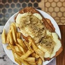 Foto de Milanesa de pollo a la fugazzeta con papas bastón