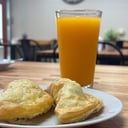 Foto de 1 JUGO + 2 EMPANADAS